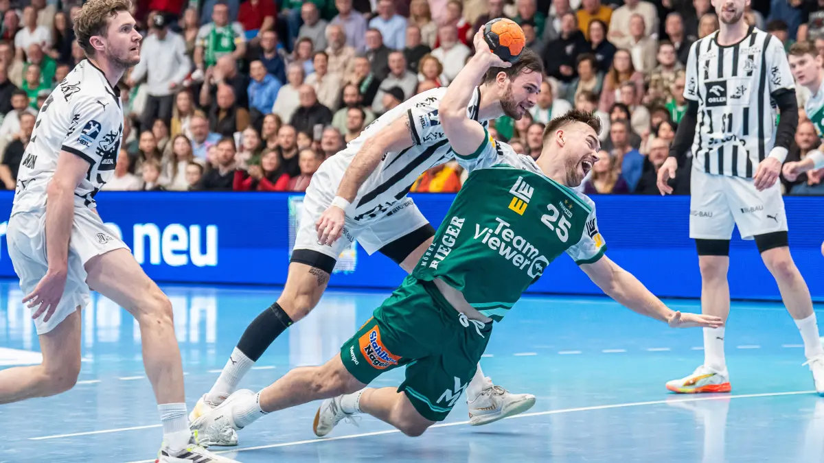 Frisch Auf Goeppingen vs. THW Kiel, Handball, 1. Bundesliga, Herren, Spielzeit 2025/2026, 21.02.2026: Ludvig Jurmala Astroem (Frisch Auf Goeppingen, #25) bekommt den Ball vor Veron Nacinovic (THW Kiel, #93), Frisch Auf Goeppingen vs. THW Kiel, Handball, 1. Bundesliga, Herren, Spielzeit 2025/2026, 21.02.2026,
Foto: Eibner-Pressefoto/Michael Schmidt