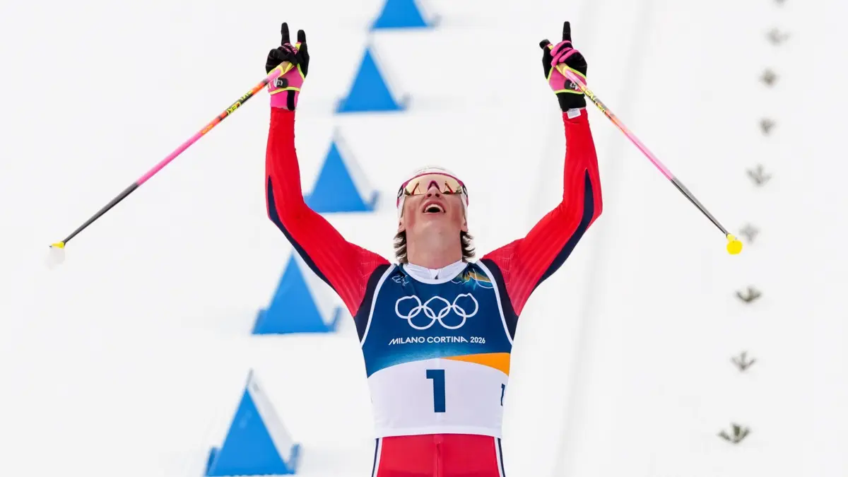Olympische Winterspiele 2026: 21.02.2026, Italien, Tesero: Olympia, Olympische Winterspiele Mailand Cortina 2026, Ski nordisch, Langlauf, 50 km Massenstart klassisch, Männer, Johannes Høsflot Klaebo (Norwegen) überquert als Erster die Ziellinie und gewinnt die Goldmedaille. Foto: Kirsty Wigglesworth/AP/dpa +++ dpa-Bildfunk +++