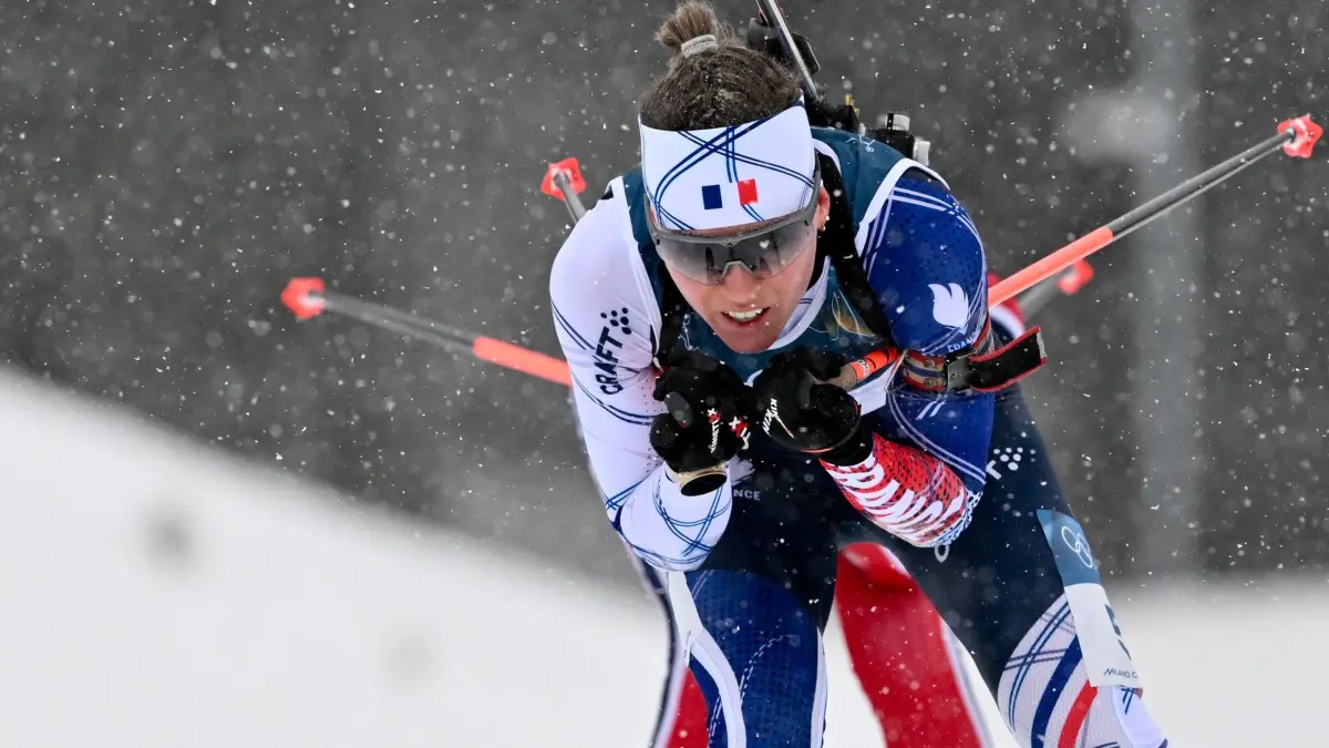 Olympische Winterspiele 2026: 21.02.2026, Italien, Antholz: Olympia, Olympische Winterspiele Mailand Cortina 2026, Biathlon, Frauen, Massenstart 12,5 Kilometer, Anterselva Biathlon Arena, Oceane Michelon aus Frankreich auf der Strecke. Foto: Hendrik Schmidt/dpa +++ dpa-Bildfunk +++