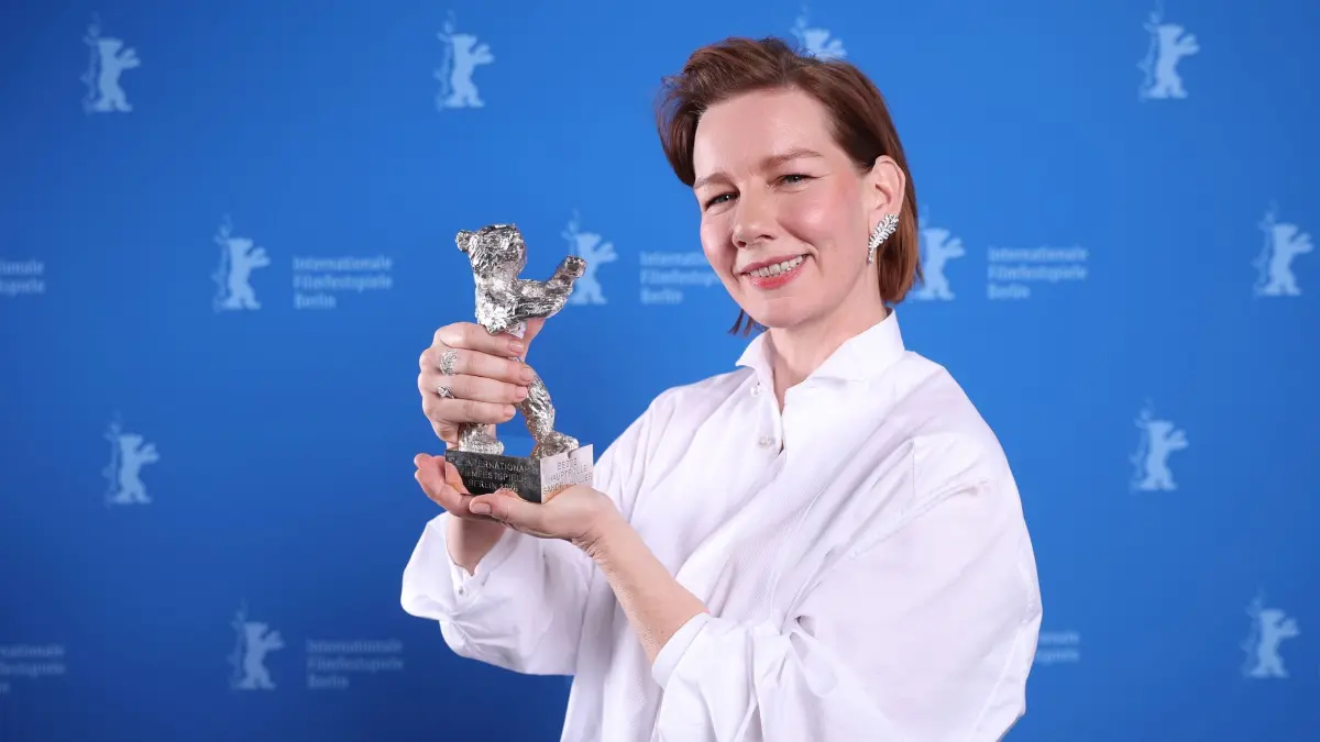 76. Berlinale - Preisverleihung: 21.02.2026, Berlin: Die Schauspielerin Sandra Hüller hat bei der 76. Berlinale den Silbernen Bären für die beste Darstellerin gewonnen und zeigt ihre Auszeichnung bei einem Fototermin nach der Verleihung. Foto: Ronny Hartmann/POOL AFP/dpa +++ dpa-Bildfunk +++