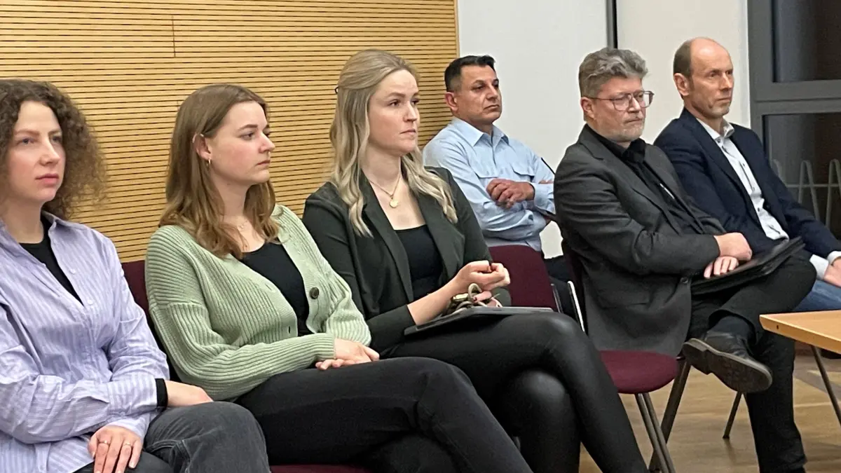 Ein KOD-Mitarbeiter (hintere Reihe rechts) sitzt in der Ratssitzung auf den Zuschauerplätzen.