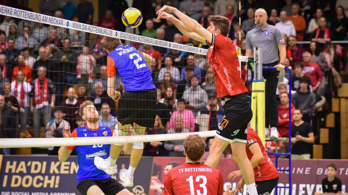 TV Rottenburg vs. Baden Volleys SSC Karlsruhe II, Volleyball, 2. Bundesliga Sued, 20. Spieltag, Spiel 5617, Saison 2025/2026, 21.02.2026: im Angriff: Maik Trautmann (TV Rottenburg, #06), hinter dem Netz Maik Herbst (Baden Volleys SSC Karlsruhe II, #02)
TV Rottenburg vs. Baden Volleys SSC Karlsruhe II, Volleyball, 2. Bundesliga Sued, 20. Spieltag, Spiel 5617, Saison 2025/2026, 21.02.2026,
Foto: Eibner-Pressefoto/Ralph Kunze
