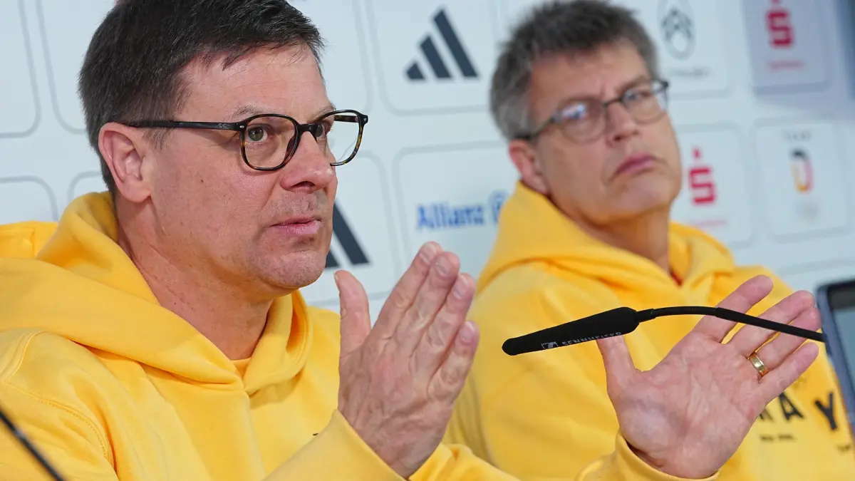 Olympische Winterspiele 2026: 21.02.2026, Italien, Cortina: Olympia, Olympische Winterspiele Mailand Cortina 2026, Pressekonferenz des deutschen Team, Chef de Mission Olaf Tabor (l) spricht zu Medienvertretern, neben ihm sitzt DOSB-Präsident Thomas Weikert. Foto: Michael Kappeler/dpa +++ dpa-Bildfunk +++