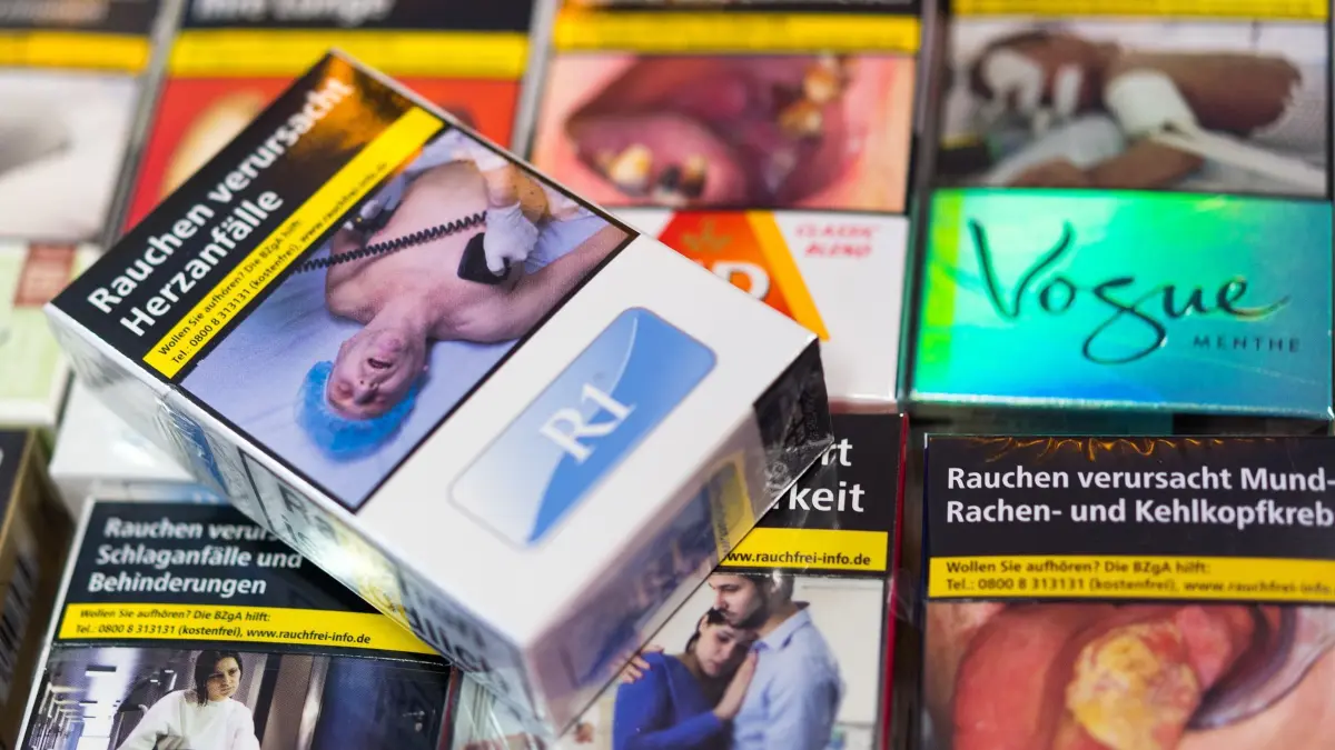 Zigarettenschachteln: ARCHIV - 04.07.2018, Sachsen, Dresden: ILLUSTRATION - Zigarettenschachteln mit Schockbildern liegen auf einem Tresen in einem Kiosk. (zu dpa: «10 Jahre Schockfotos auf Zigaretten: Bringen sie etwas?») Foto: Monika Skolimowska/dpa-Zentralbild/dpa +++ dpa-Bildfunk +++