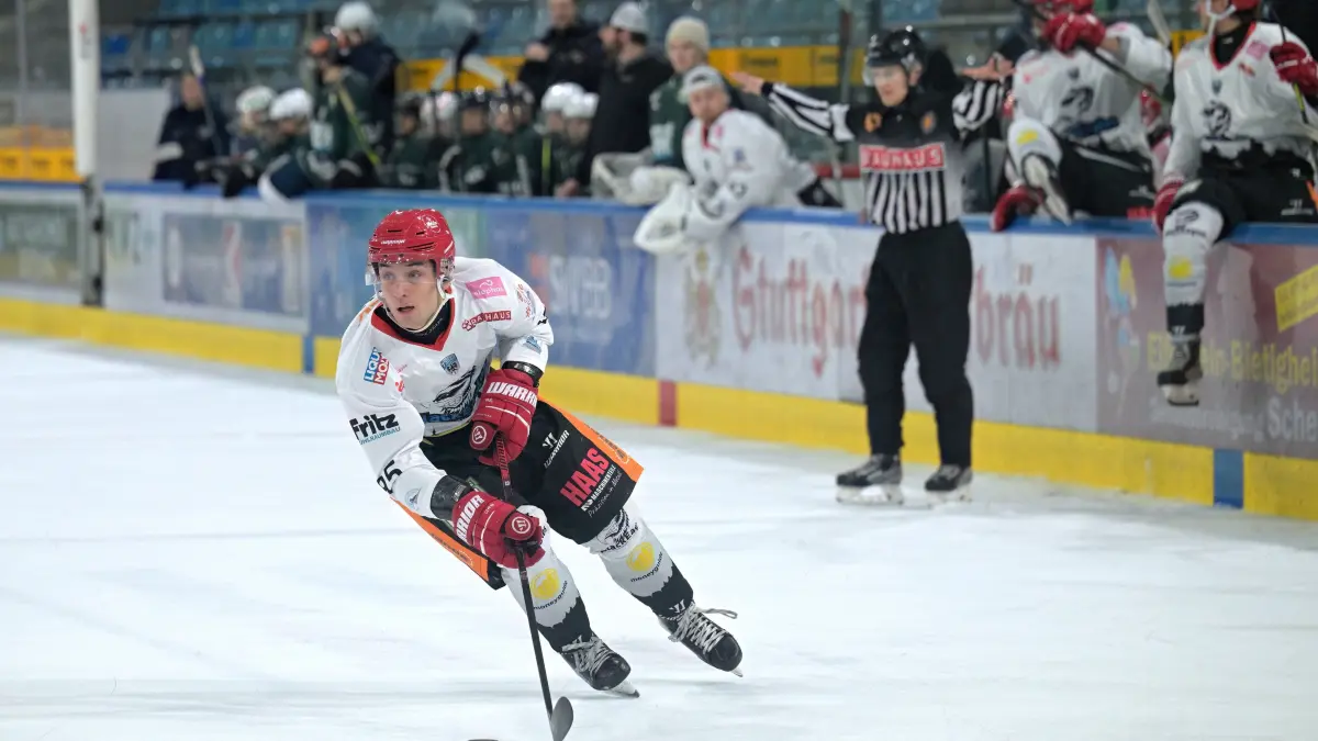 Eishockey BWL / Playoffs | SC Bietigheim-Bissingen vs. TSG Reutlingen: Eishockey BWL / Playoffs | SC Bietigheim-Bissingen (gruen) vs. TSG Reutlingen (weiss) // 2026-02-21 // Foto: Joachim Baur // #95 Remi Morris (TSG Reutlingen)