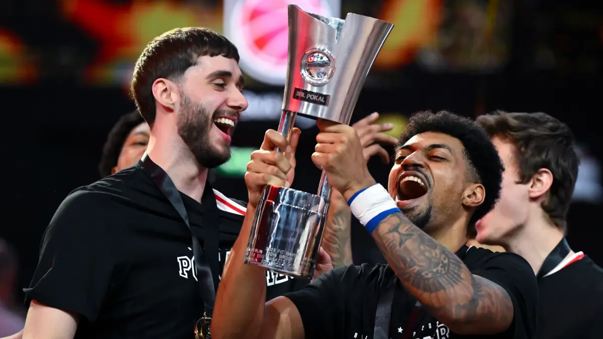 Bamberg Baskets - Alba Berlin: 22.02.2026, Bayern, München: Basketball, Männer, BBL-Pokal, Final Four, Finale, Bamberg Baskets - Alba Berlin, SAP Garden: Kapitän Ibi Watson von Bamberg jubelt bei der Siegerehrung mit dem Pokal. Foto: Sven Hoppe/dpa +++ dpa-Bildfunk +++