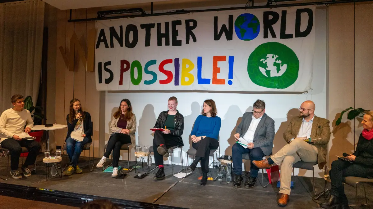 Beim Klima-Podium von "Fridays for Future" diskutierten (v.l.): Michel Weber und Antonia Sachs (beide Moderation), Claudia Arnold (CDU), Kim Sophie Bohnen (Die Linke), Dorothea Kliche Behnke (SPD), Daniel Lede Abal (Bündnis 90 / Die Grünen), Albrecht Raible (FDP), Sibylle Braungardt (Wissenschaftlerin am Öko-Institut).
