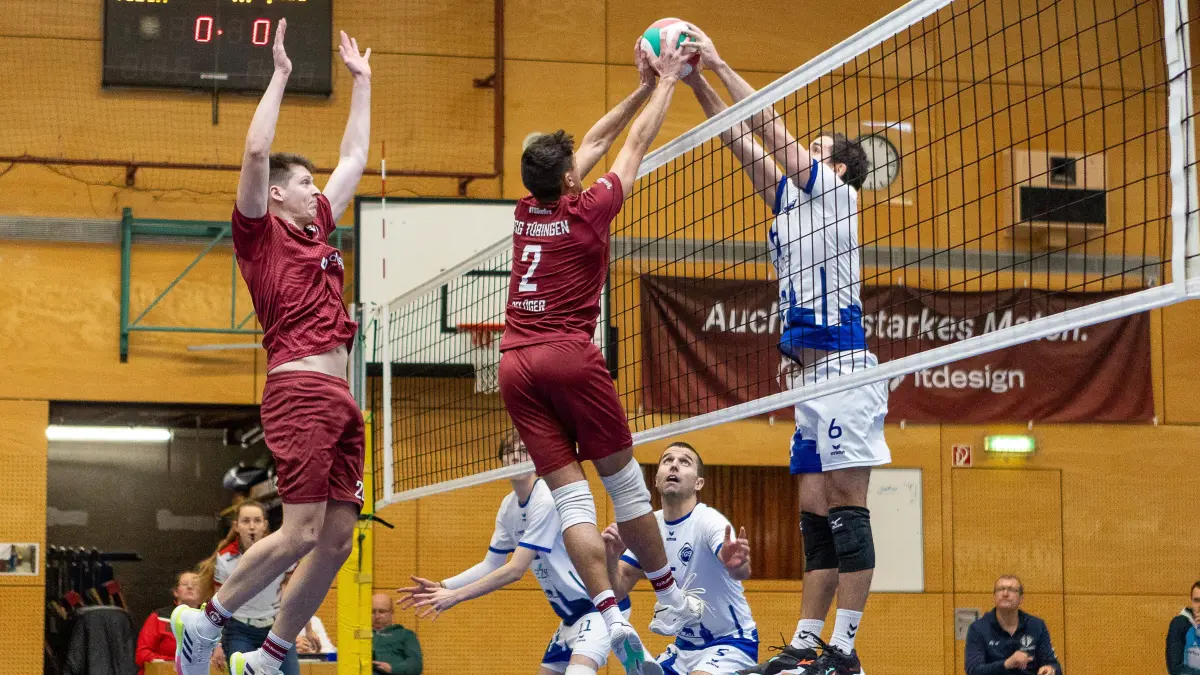 TSG Tuebingen vs. TG Schwenningen, Volleyball, Regionalliga Sued, Spielzeit 2025/2026, 22.02.2026: Till Johne (TSG Tübingen, #28), Fynn Pflüger (TSG Tübingen, #02), Fernando Martinez-Avial Jentsch (TG Schwenningen, #06)
TSG Tuebingen vs. TG Schwenningen, Volleyball, Regionalliga Sued, Spielzeit 2025/2026, 22.02.2026