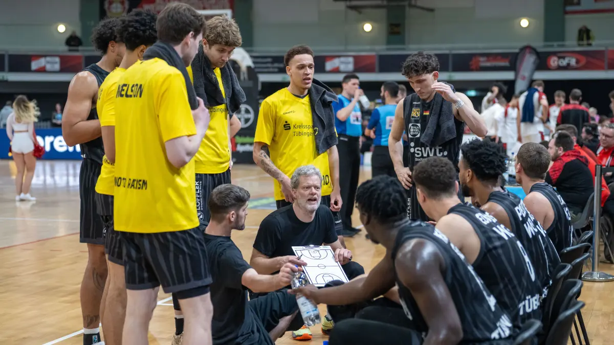 Bayer Giants Leverkusen vs. Tigers Tuebingen, Basketball, Barmer 2. Basketballbundesliga, Pro A, 24. Spieltag, Saison 2025/2026, 21.02.2026: Eric Detlev (Tigers Tuebingen, Head Coach) gibt seiner Mannschaft Anweisungen.
Bayer Giants Leverkusen vs. Tigers Tuebingen, Basketball, Barmer 2. Basketballbundesliga, 24. Spieltag, Saison 2025/2026, 21.02.2026
Foto: Eibner-Pressefoto/Thomas Haesler