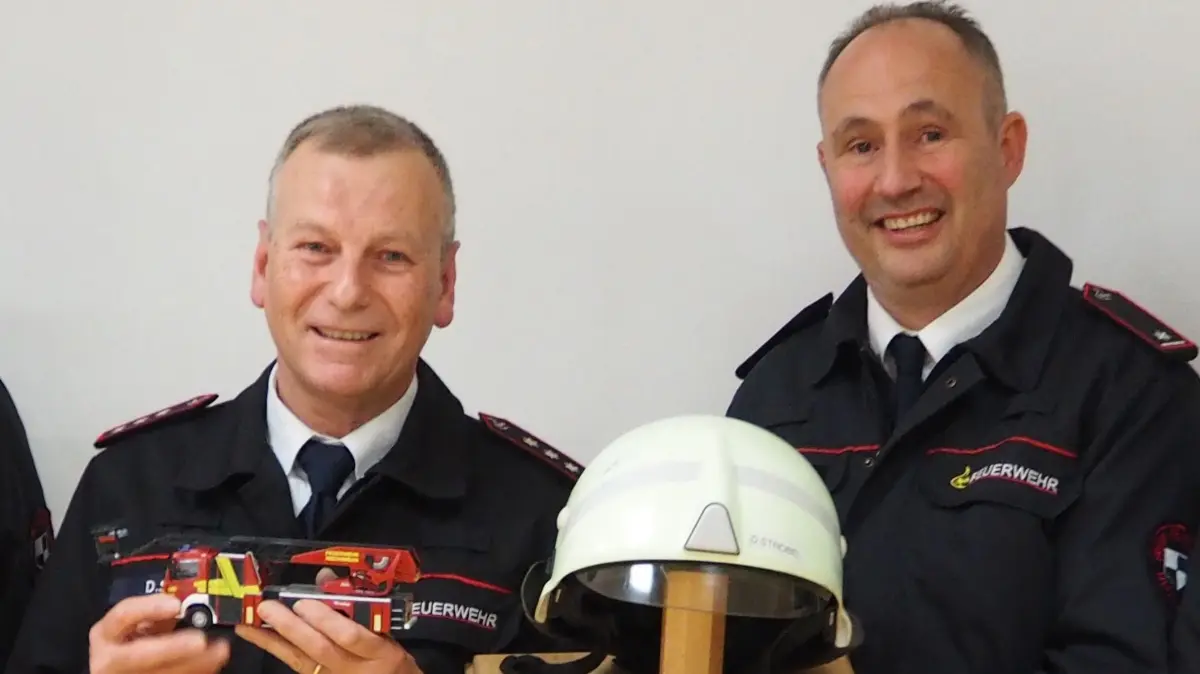 Stehende Ovationen gab es nach 47 Einsatzjahren bei der Hechinger Feuerwehr für Dieter Strobel (links). Nach 15 Jahren gab Michael Binanzer das Amt des stellvertretenden Kommandanten ab.