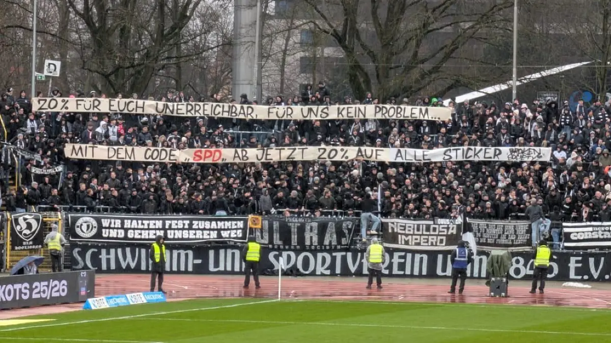 Banner der Fans des SSV Ulm 1846 Fußball im Donaustadion. SPD, Sticker
