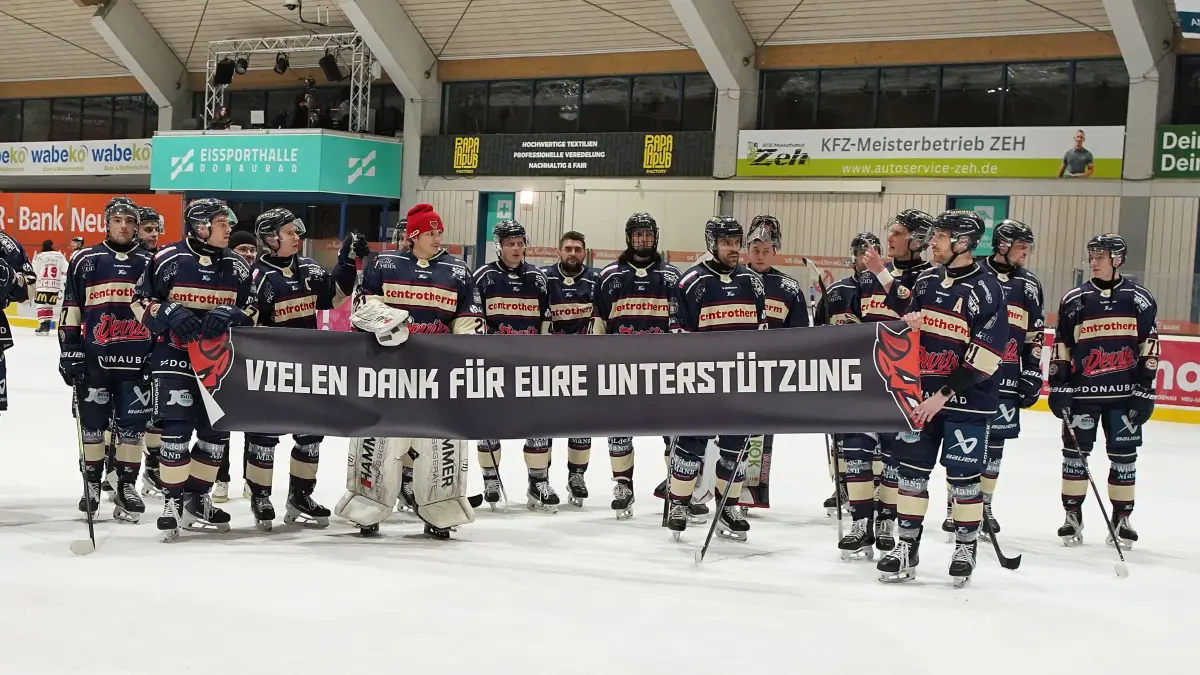 Im letzten Heimspiel der Eishockey-Saison unterliegen die Devils vor über 1000 Zuschauerinnen und Zuschauern den Buchloe Pirates mit 4:6. Die Spieler des VfE Ulm/Neu-Ulm bedanken sich für die Unterstützung.