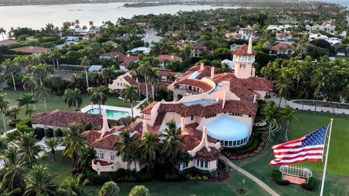 Sicherheitskräfte erschießen Mann bei Trumps Anwesen Mar-a-Lago: ARCHIV - 11.08.2022, USA, Palm Beach: Luftaufnahme des Mar-a-Lago-Anwesens . Sicherheitskräfte haben nach eigenen Angaben einen bewaffneten Eindringling auf dem Gelände des Privatanwesens Mar-a-Lago von US-Präsident Donald Trump erschossen. Foto: Steve Helber/AP/dpa +++ dpa-Bildfunk +++