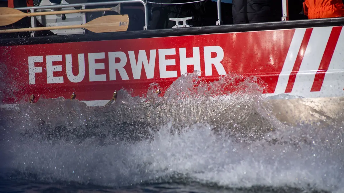 Feuerwehrboot: ARCHIV - 22.10.2023, Mecklenburg-Vorpommern, Wieck a. Darß: Ein Boot der Feuerwehr auf dem Wasser. (zu dpa: «Dutzende tote Schwäne an Badesee - Vogelgrippe?») Foto: Stefan Sauer/dpa +++ dpa-Bildfunk +++