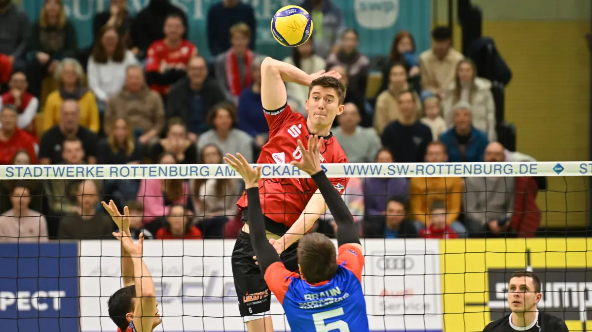TV Rottenburg vs. Baden Volleys SSC Karlsruhe II, Volleyball, 2. Bundesliga Sued, 20. Spieltag, Spiel 5617, Saison 2025/2026, 21.02.2026: im Angriff: Maik Trautmann (TV Rottenburg, #06), im Block: Torm Braun (Baden Volleys SSC Karlsruhe II, #05)
TV Rottenburg vs. Baden Volleys SSC Karlsruhe II, Volleyball, 2. Bundesliga Sued, 20. Spieltag, Spiel 5617, Saison 2025/2026, 21.02.2026,
Foto: Eibner-Pressefoto/Ralph Kunze