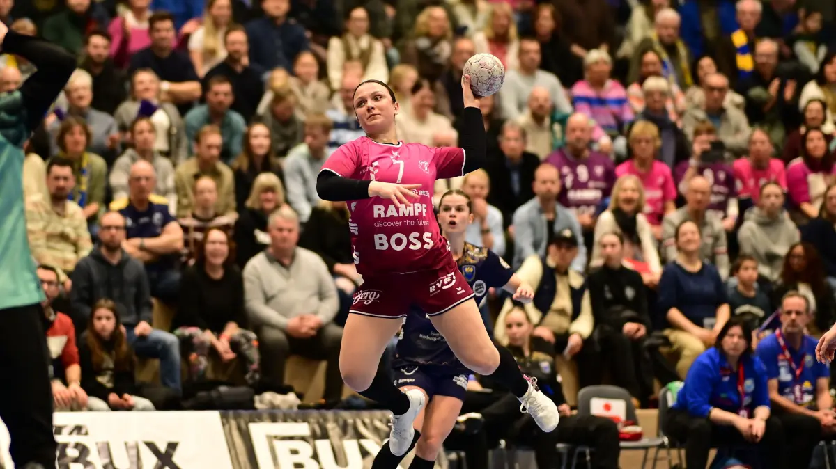Sabrina Tröster flog und traf in Buxtehude vor schöner Kulisse. In einem Spiel, das keinen Verlierer verdient hätte, mussten die TusSies dem Gastgeber beide Zähler überlassen.