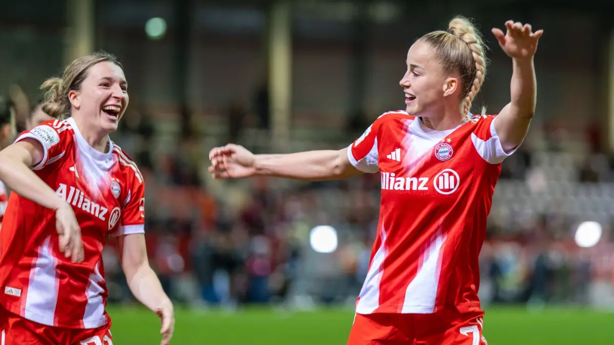 Bayern München - VfL Wolfsburg: 22.02.2026, Bayern, München: Fußball, Frauen: Bundesliga, Bayern München - VfL Wolfsburg, 19. Spieltag, FC Bayern Campus: Barbara Dunst (l, FC Bayern München) und Giulia Gwinn (r, FC Bayern München) freuen sich nach dem gewonnenen Spiel. Foto: Ulrich Gamel/dpa - WICHTIGER HINWEIS: Gemäß den Vorgaben der DFL Deutsche Fußball Liga bzw. des DFB Deutscher Fußball-Bund ist es untersagt, in dem Stadion und/oder vom Spiel angefertigte Fotoaufnahmen in Form von Sequenzbildern und/oder videoähnlichen Fotostrecken zu verwerten bzw. verwerten zu lassen. +++ dpa-Bildfunk +++