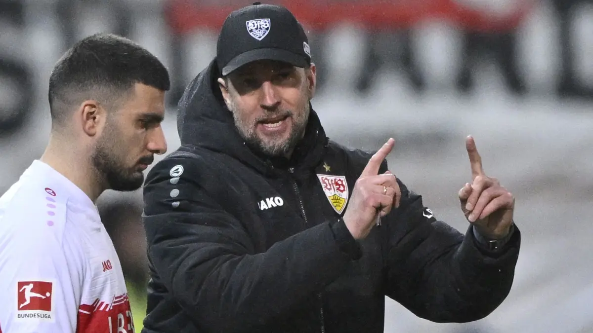 1. FC Heidenheim 1846 FCH vs VfB Stuttgart: vor Wechsel Auswechslung Einwechslung Trainer Coach Sebastian Hoeness VfB Stuttgart im Gespraech Diskussion mit Deniz Undav VfB Stuttgart (26) Gestik Geste
1. FC Heidenheim 1846 FCH vs VfB Stuttgart 22.02.2026
DFL REGULATIONS PROHIBIT ANY USE OF PHOTOGRAPHS AS IMAGE SEQUENCES AND/OR QUASI-VIDEO
Foto: Eibner-Pressefoto/Michael Weber