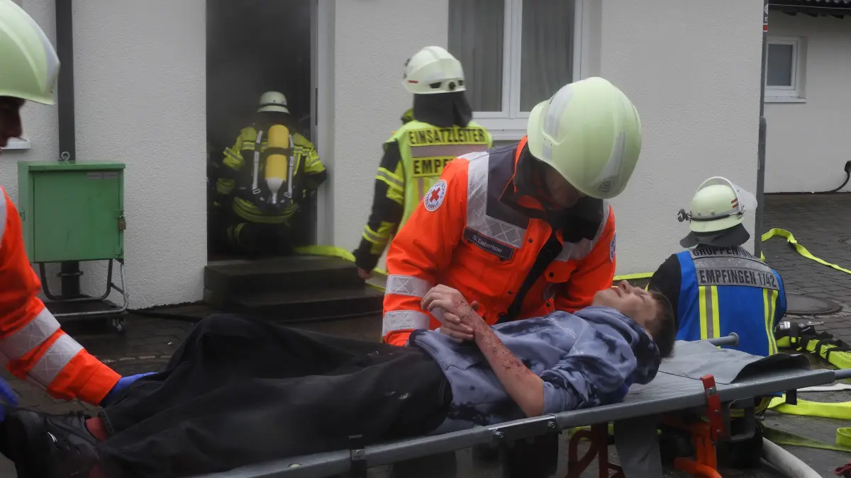 Menschenrettung aus einem brennenden Gebäude war eines der beiden Übungsszenarien, die die Feuerwehr Empfingen bei ihrer Hauptübung durcharbeitete.