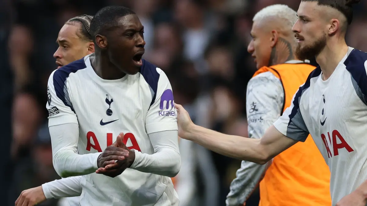 Tottenham Hotspur - FC Arsenal: 22.02.2026, Großbritannien, London: Fußball, Männer: Premier League, England, Tottenham Hotspur - FC Arsenal, 27. Spieltag: Tottenhams Randal Kolo Muani feiert den ersten Treffer seiner Mannschaft. Foto: Ian Walton/AP/dpa +++ dpa-Bildfunk +++