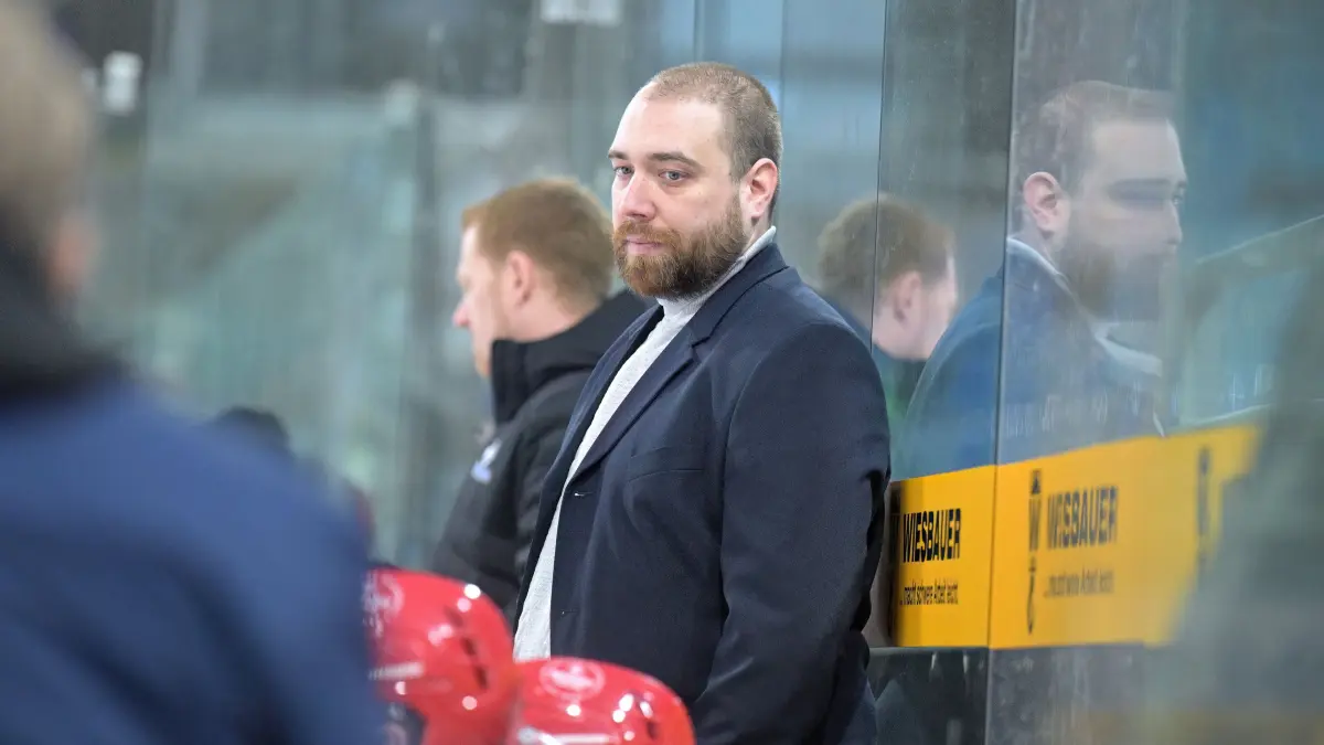 Eishockey BWL / Playoffs | SC Bietigheim-Bissingen vs. TSG Reutlingen: Eishockey BWL / Playoffs | SC Bietigheim-Bissingen (gruen) vs. TSG Reutlingen (weiss) // 2026-02-21 // Foto: Joachim Baur // #HC John Kraiss (TSG Reutlingen)