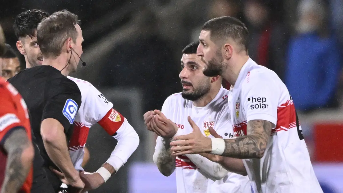 1. FC Heidenheim 1846 FCH vs VfB Stuttgart: nach Spielende: Schiedsrichter Referee Sascha Stegemann im Gespraech Diskussion mit Jeff Chabot VfB Stuttgart (24) Deniz Undav VfB Stuttgart (26) Atakan Karazor VfB Stuttgart (16)
1. FC Heidenheim 1846 FCH vs VfB Stuttgart 22.02.2026
DFL REGULATIONS PROHIBIT ANY USE OF PHOTOGRAPHS AS IMAGE SEQUENCES AND/OR QUASI-VIDEO
Foto: Eibner-Pressefoto/Michael Weber
