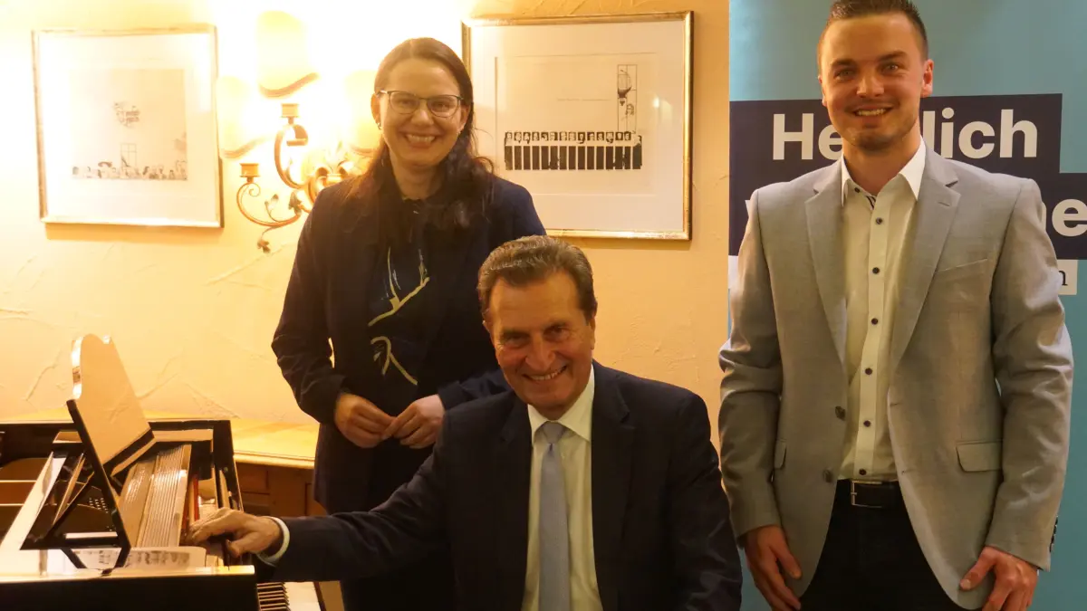 Am Ende erfreute Günter Oettinger (Mitte) Gastgeberin Katrin Schindele und Gastgeber Yannik Seiferling samt der Gäste noch mit einem Ständchen am Flügel.