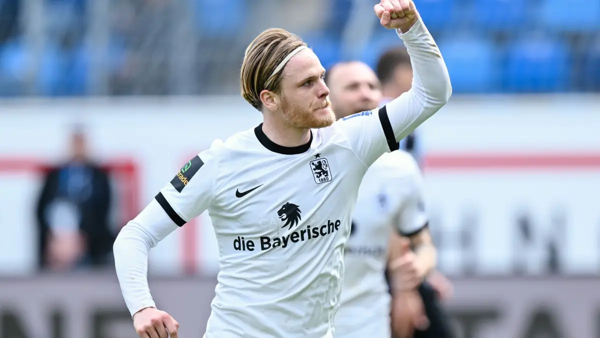 SV Waldhof Mannheim - TSV 1860 München: ARCHIV - 13.04.2025, Baden-Württemberg, Mannheim: Fußball: 3. Liga, SV Waldhof Mannheim - TSV 1860 München, 33. Spieltag, Carl-Benz-Stadion. Münchens Thore Jacobsen jubelt nach einem Elfmetertor. (zu dpa: «1860-Sieg nach abgezocktem Elfer gegen Rostock») Foto: Uwe Anspach/dpa +++ dpa-Bildfunk +++