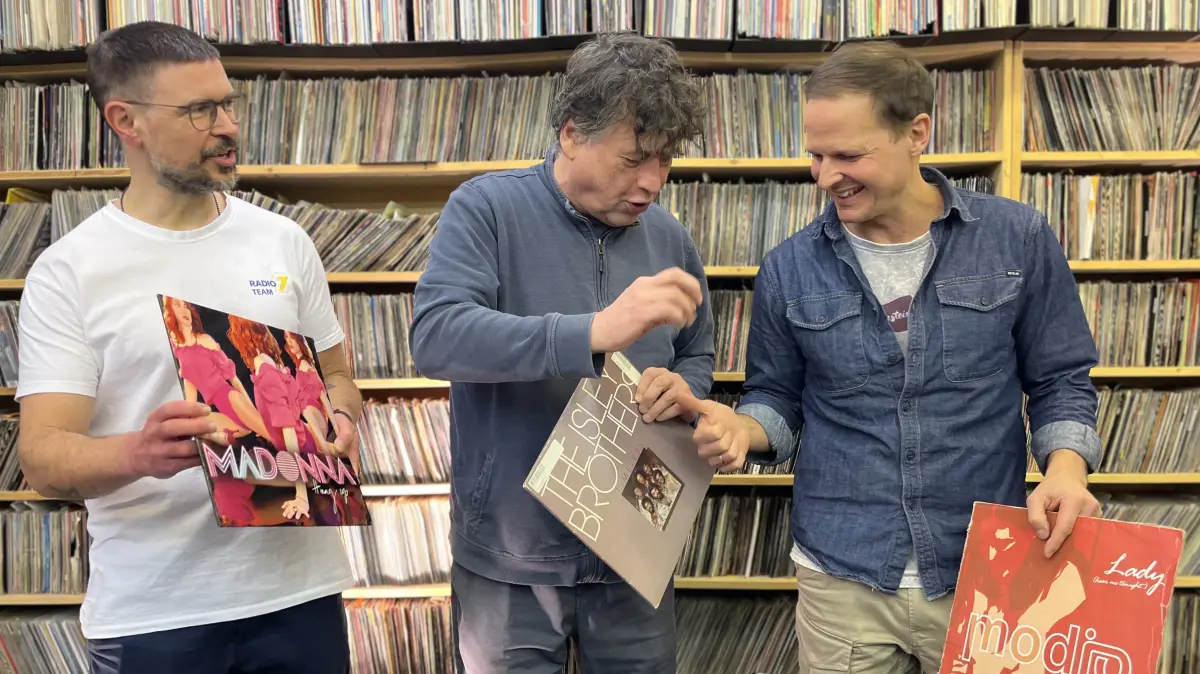 Gut gelaunt im Radio7-Plattenkeller (von links): Dominic „Gebi“ Gebauer vom Morgenteam, Ladenbetreiber Martin Lindner, Musikchef und DJ Chris Montana.
