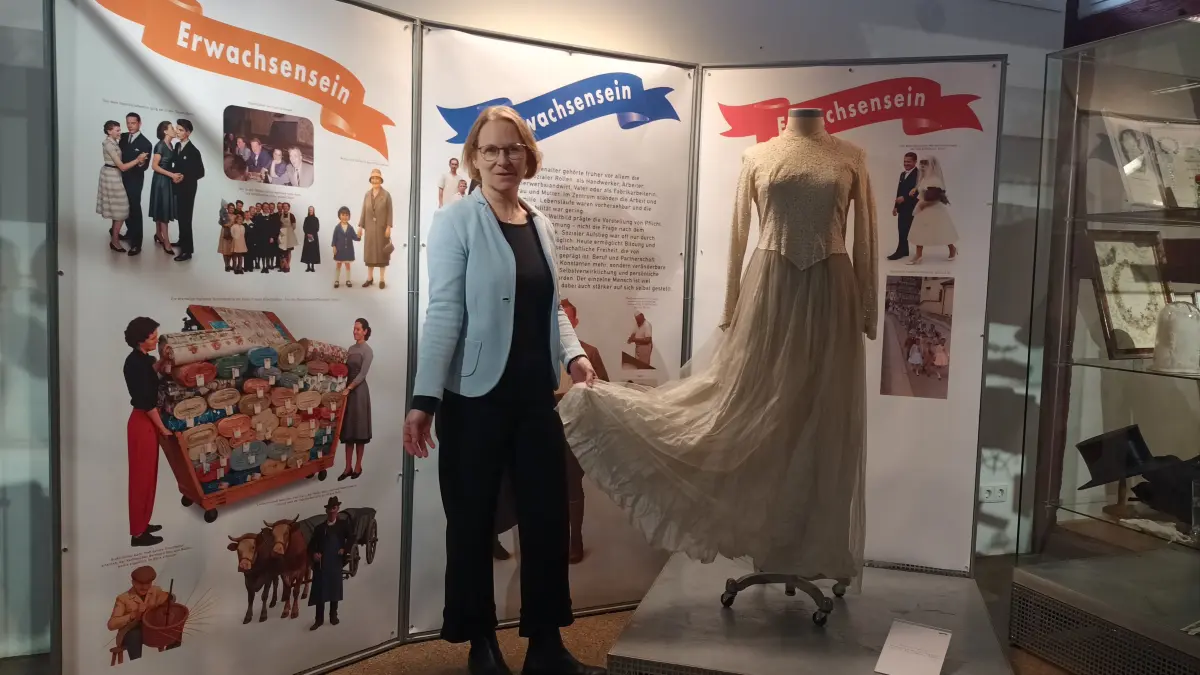 Franziska Blum neue Ausstellung in der Mössinger Kulturscheune „Stationen des Lebens – von der Wiege bis zur Bahre“