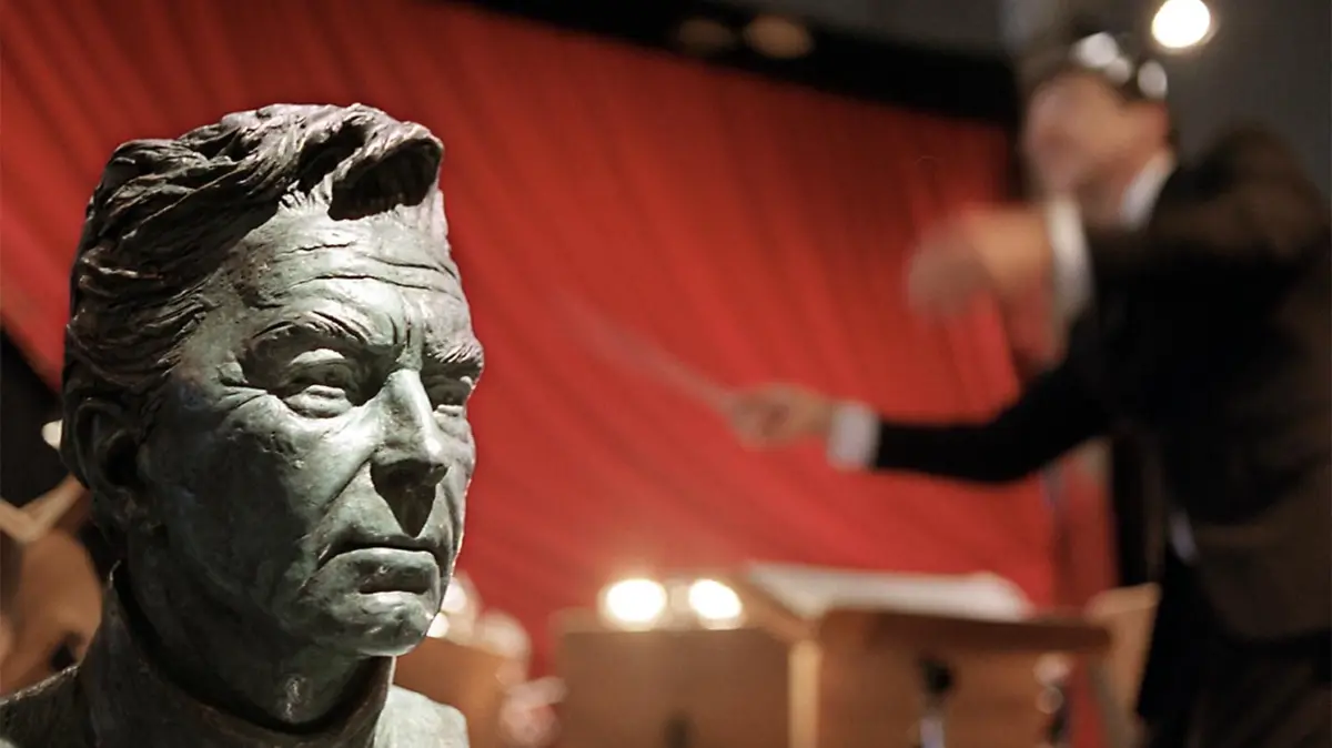 Ulm, Ulmer Theater, Herbert-von-Karajan-Gedächtniskonzert 2000: Dirigenten unter sich: die bronzene Büste Herbert von Karajans (Künstlerin: Anna Chromy) und Generalmusikdirektor James Allen Gähres (rechts, unscharf). - Herbert-von-Karajan-Gedächtniskonzert mit den Philharmonischen Orchester Ulm. Beachten: erschien am 23.09.2003 in der Sonderbeilage "Wir bewegen was"