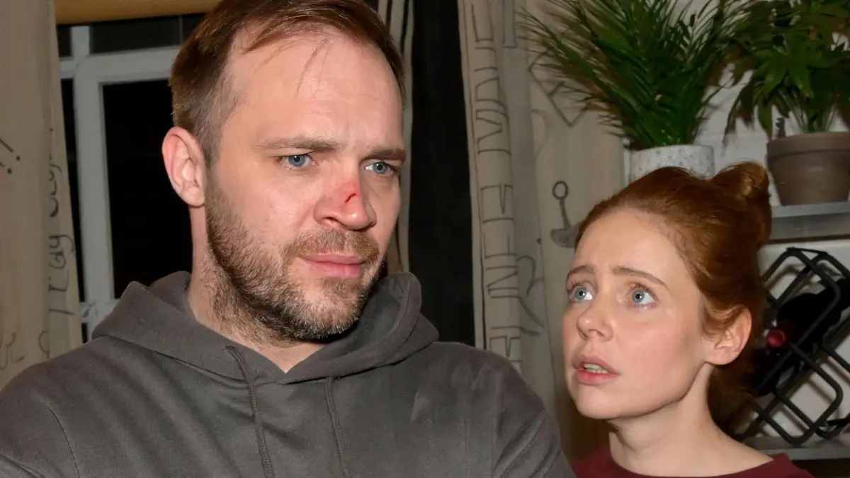 Erik (Patrick Heinrich) tischt Toni (Olivia Marei) eine Lügengeschichte auf.