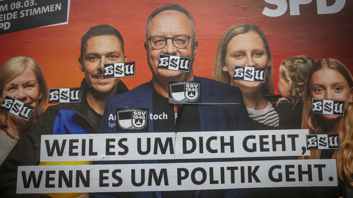 Aufkleber SSV auf SPD Plakat