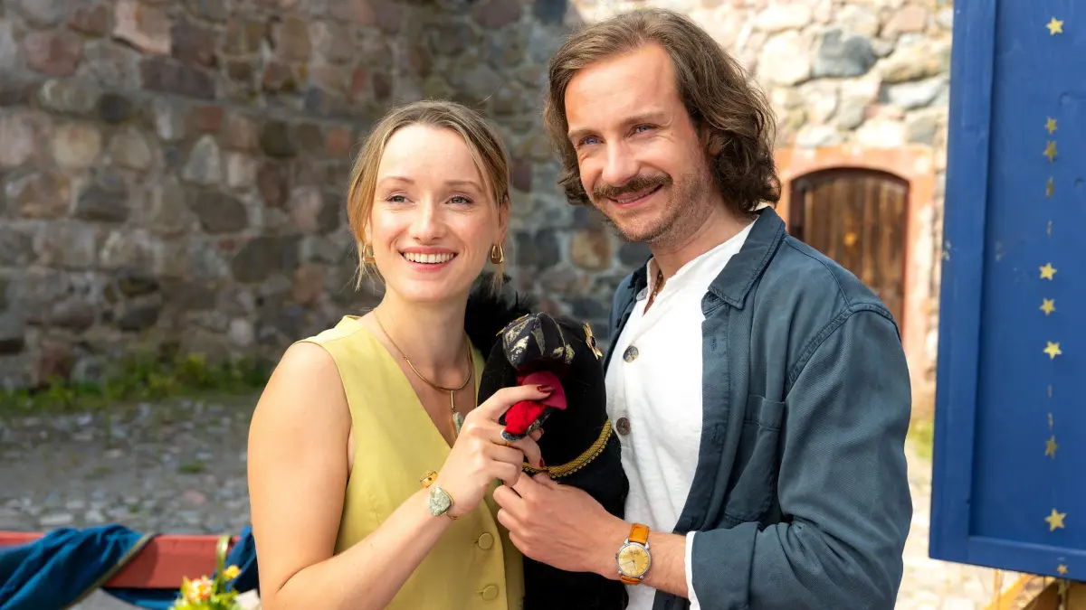 Marie (Marie von Reibnitz) besucht Simon (Max Rothbart) bei seinem neuen Puppentheater