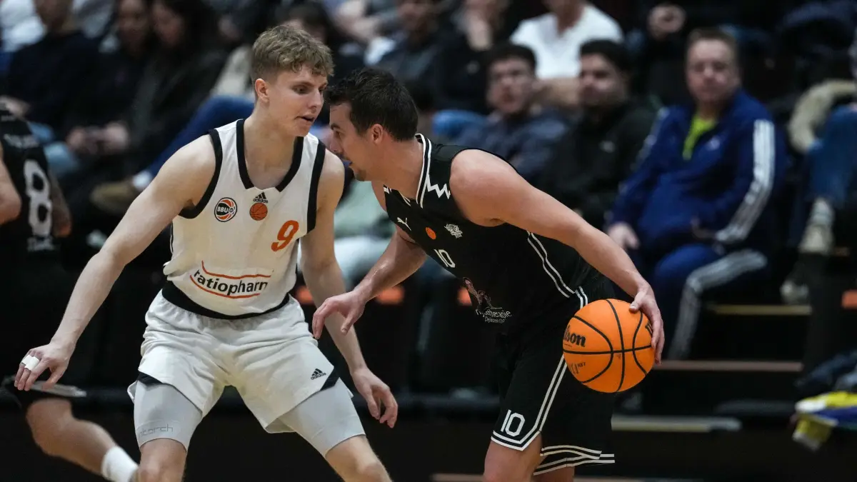 1. Regionalliga Südwest: Ole Wendt (rechts) warf 37 Punkte für Vamos! TSG Söflingen im Basketball-Derby gegen BBU'01 um Lenni Kunzewitsch.