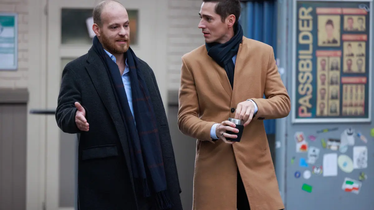 Ringo (Timothy Boldt, r.) ist fest entschlossen, seinem Versprechen an Stella Taten folgen zu lassen. Links Tobias (Patrick Müller)