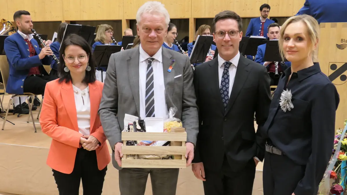CDU-Spitzenkandidat Manuel Hagel beim Jahresempfang mit seiner Frau Franzi, der Bundestagsabgeordneten Ronja Kemmer (links) und Bundesminister Alois Rainer (2. von links).