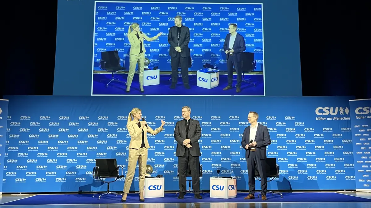 Markus Söder (Mitte) macht einen Wahlkampf-Stopp, um die Neu-Ulmer OB Katrin Albsteiger zu unterstützen. Die Moderation des Abends übernahm Ex-Landrat und Landtagsabgeordneter Thorsten Freudenberger.