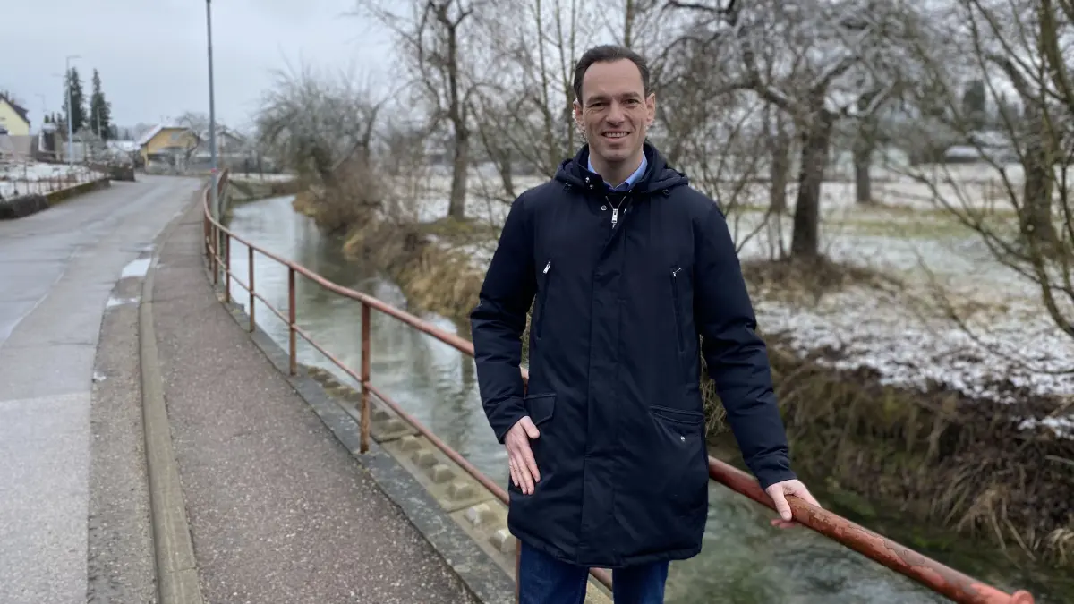 Bürgermeister Florian Teichmann an der Bergstraße in Allmendingen.