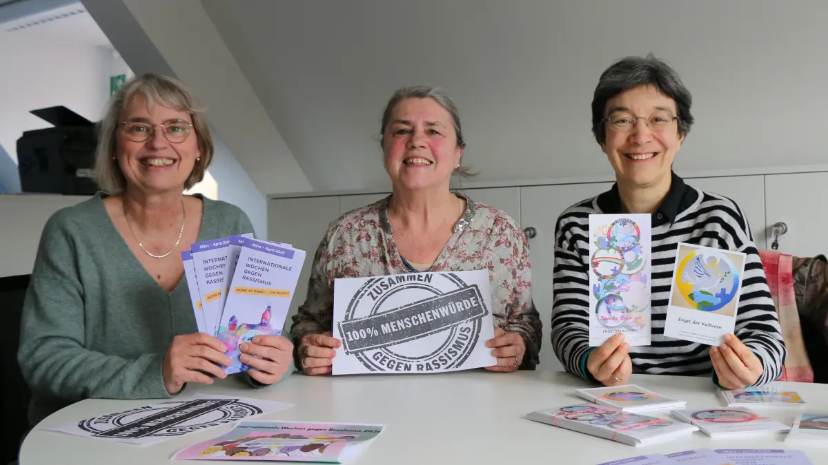 Iris Müller-Nowack, Andrea Geller und Nora Braun präsentieren das Programm.