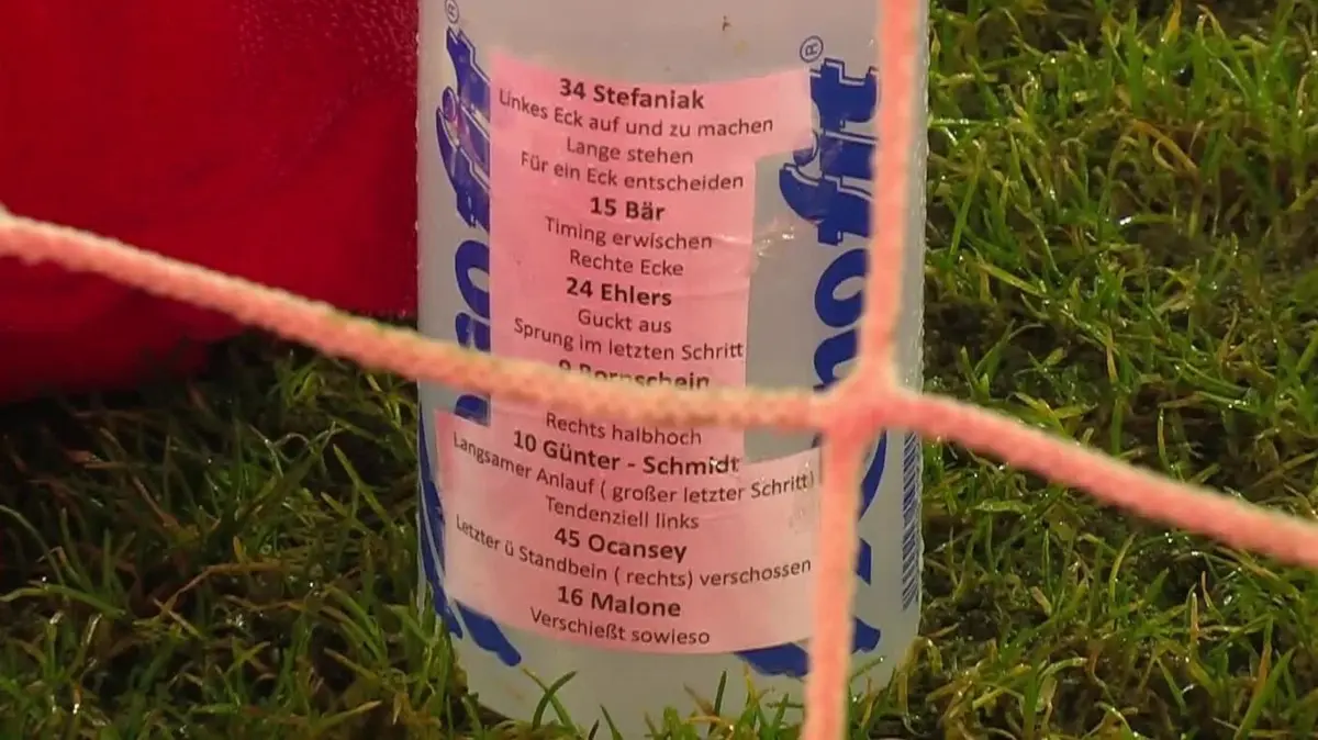 Trinkflasche mit Elfmeter-Zettel von Marius Funk: HANDOUT - 22.02.2026, Sachsen, Aue: Die Trinkflasche von Cottbus-Torwart Marius Funk im Spiel bei Erzgebirge Aue. Foto: -/MagentaSport/dpa - ACHTUNG: Nur zur redaktionellen Verwendung im Zusammenhang mit der aktuellen Berichterstattung und nur mit vollständiger Nennung des vorstehenden Credits +++ dpa-Bildfunk +++