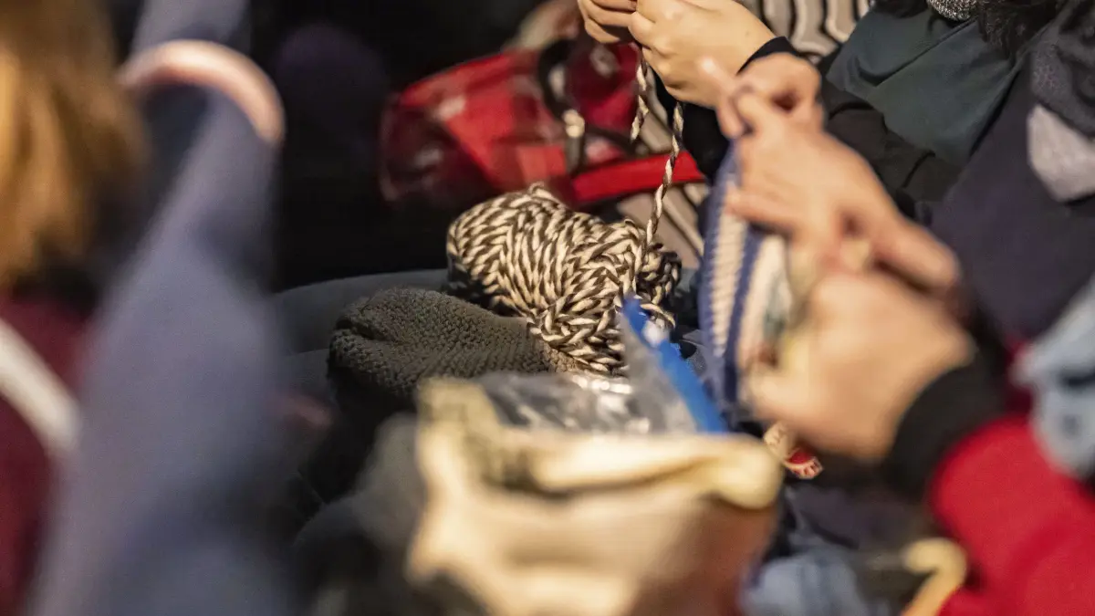 Handarbeit mit Kino-Flair boomt: Stricken und Haekeln im Maschenkino im Kino Kinemathek in Karlsruhe (Foto vom 14.02.2026). Mit Nadeln, Garn und Freundinnen ins Kino: Fleissig klappern Stricknadeln waehrend des Films. Einmal im Monat treffen sich etwa 50 bis 1000 Filmfans zum gemeinsamen Stricken, Haekeln oder auch Kloeppeln im Maschenkino. Weil Handarbeiten laengst nicht mehr als verstaubt und Omakram gilt, setzen immer mehr Kinos bundesweit auf den Trend. (Siehe epd-Feature vom 23.02.2026)