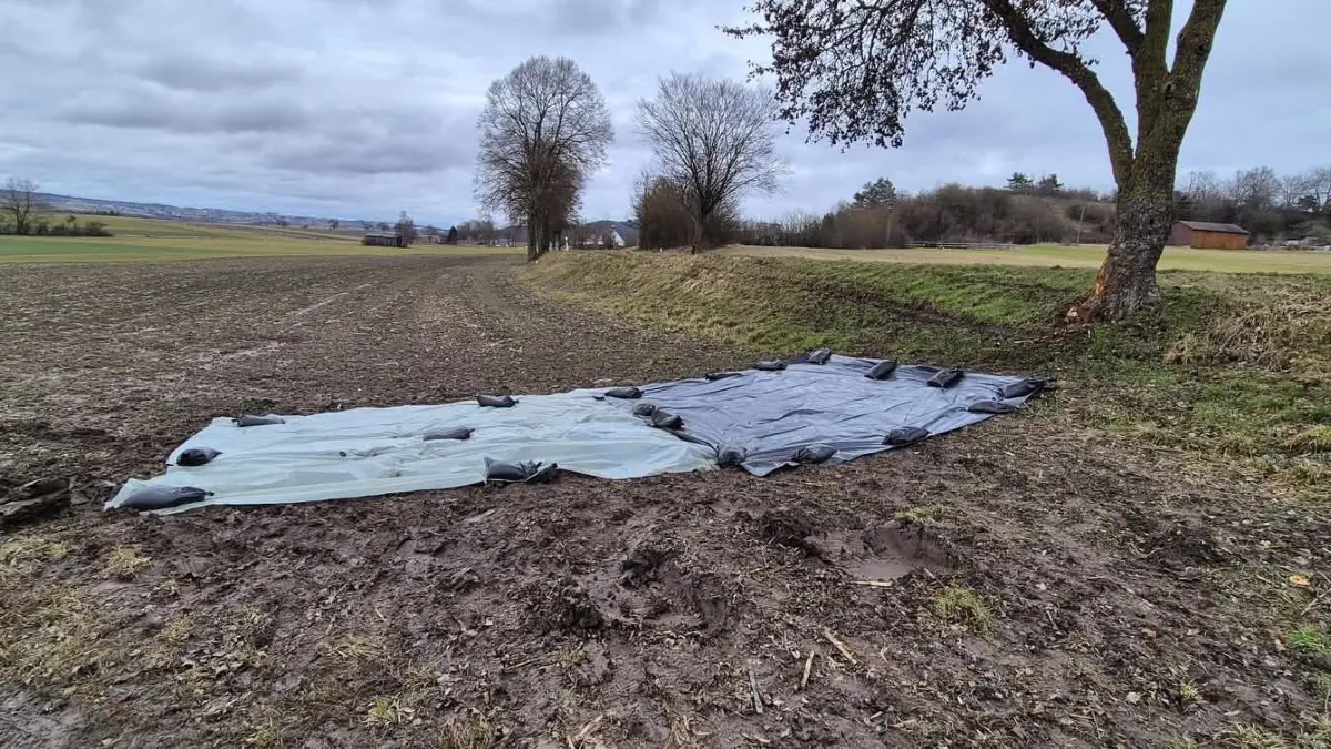 Nachdem sich der Fahrer oder die Fahrerin des Unfallwagens buchstäblich vom Acker gemacht hatte, kümmerte sich die Feuerwehr um das ausgelaufene Öl auf dem Feld zwischen Renfrizhausen und Bergfelden.