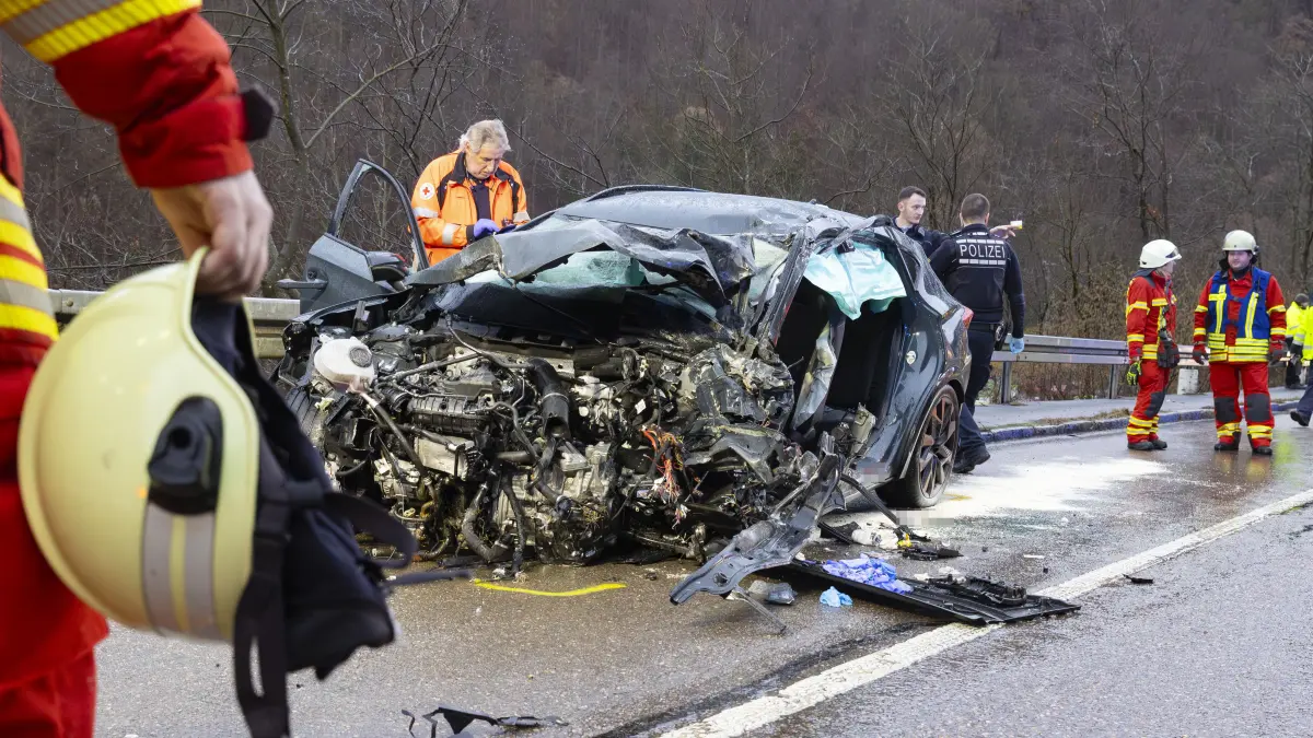 B10, Geislingen-Amstetten, Geislinger Steige, Höhe Schimmelmühle - Frontalzusammenstoß PKW-LKW