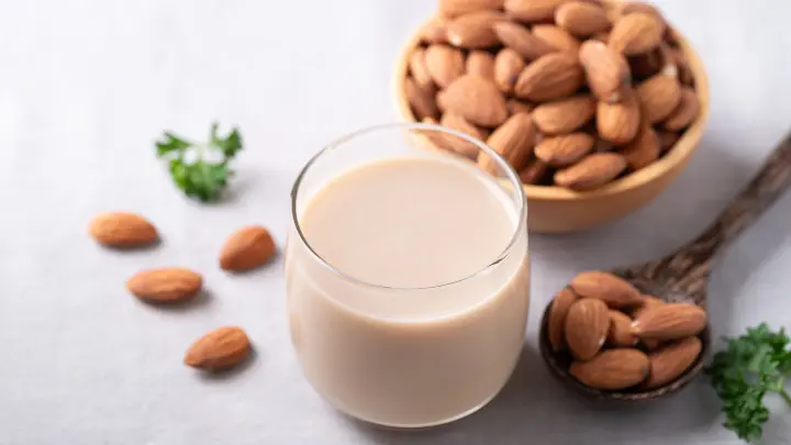 Schimmelpilzgift in Mandelmilch – Gefahr für Kinder