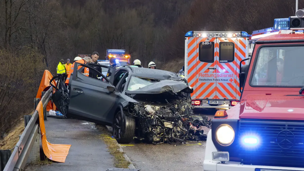 B10, Geislingen-Amstetten, Geislinger Steige, Höhe Schimmelmühle - Frontalzusammenstoß PKW-LKW