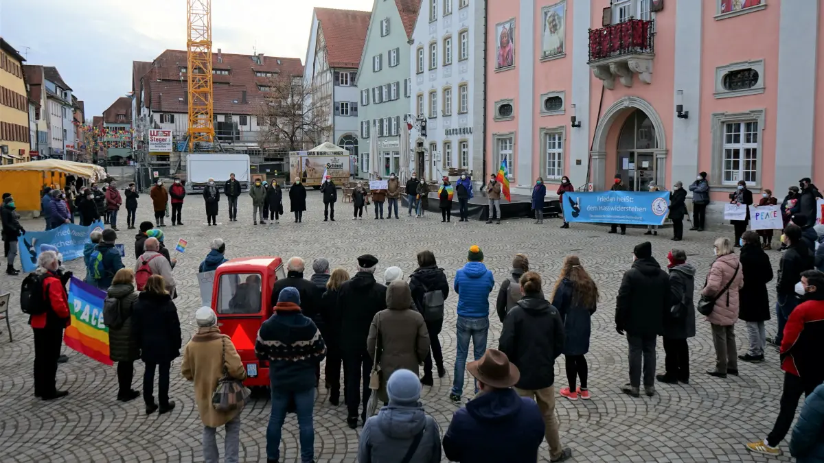 (ohne Überschrift): Vorsicht: Dieses Foto ist möglicherweise nur für den einstigen Verlag Schwäbisches Tagblatt verwendbar. Ukraine Mahnwache Rottenburg