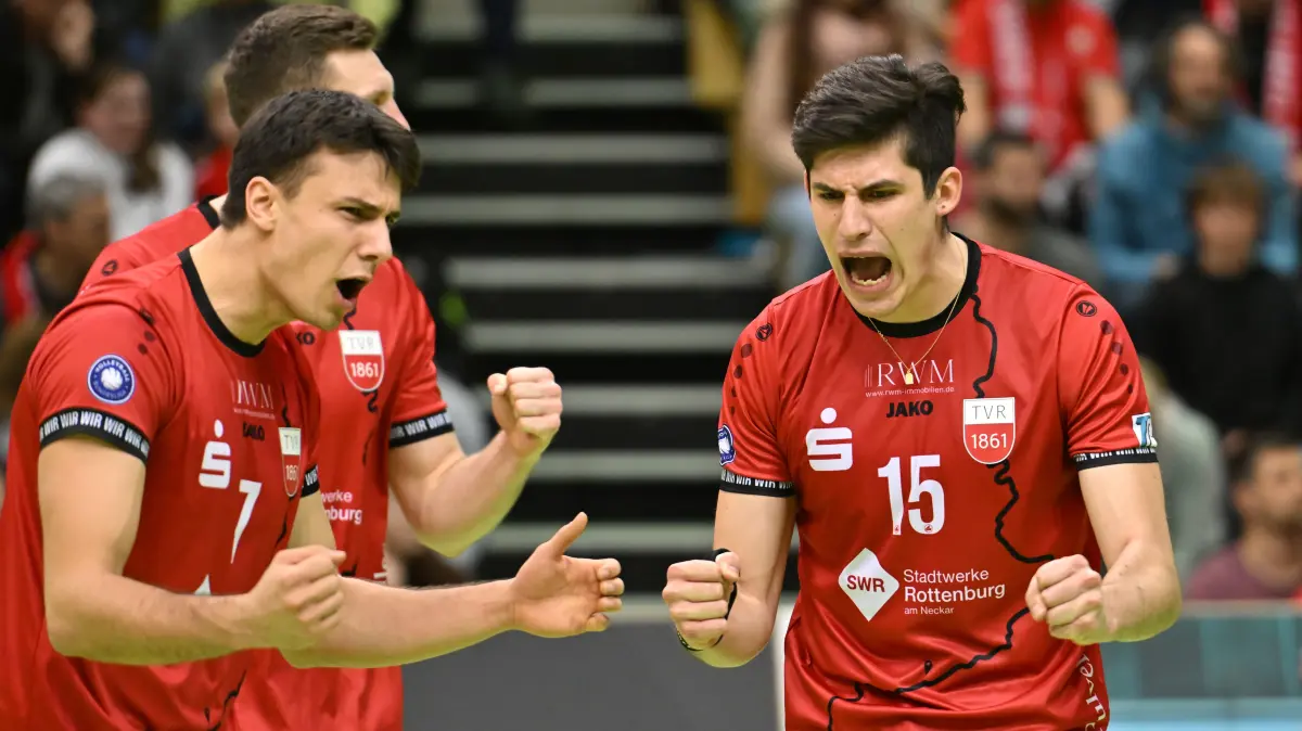 TV Rottenburg vs. Baden Volleys SSC Karlsruhe II, Volleyball, 2. Bundesliga Sued, 20. Spieltag, Spiel 5617, Saison 2025/2026, 21.02.2026: Freude, Jubel, von links Milan Kvrzic (TV Rottenburg, #07), Niklas Lichtenauer (TV Rottenburg, #08), Philipp Friedrich (TV Rottenburg, #15)
TV Rottenburg vs. Baden Volleys SSC Karlsruhe II, Volleyball, 2. Bundesliga Sued, 20. Spieltag, Spiel 5617, Saison 2025/2026, 21.02.2026,
Foto: Eibner-Pressefoto/Ralph Kunze