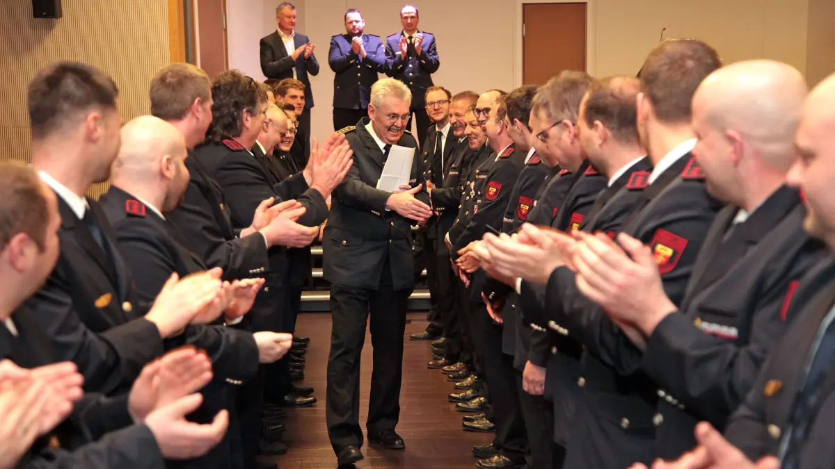 Für einen wie ihn stehen sie reihenweise Spalier, die Kameradinnen und Kameraden der Feuerwehren im Kreis: Kreisbrandmeister Frank Jahraus auf Abschiedstour, hier bei der Feuerwehr in Schopfloch.