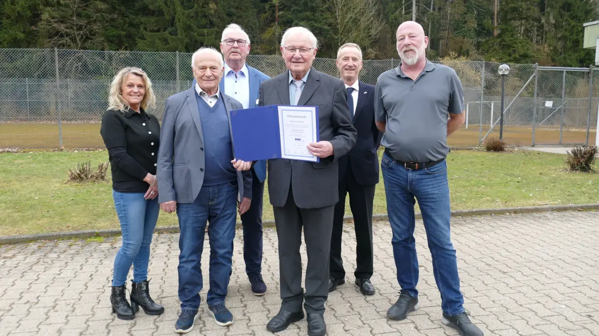 Großer Wechsel im Talheimer VdK-Ortsverband: Verabschiedet wurden die beiden bisherigen Vorsitzenden Winfried Klink (vorne links) und Oswald Zink (vorne rechts). Einstimmig neu gewählt wurden Nachfolgerin Silke Kintrupp (links) als Stellvertreterin und Gerd Bischof (rechts) als neuer Vorsitzender. Mit auf dem Bild sind der Kreisverbandsvorsitzende Bernhard Schlotter und Ortsvorsteher Anton Ade.